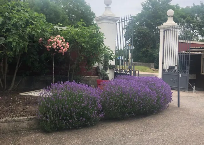 T2 Au Rez De Chaussee Dans Propriete Privee, Au Bord De L'eau A 15 Minutes De Nancy Apartmán *